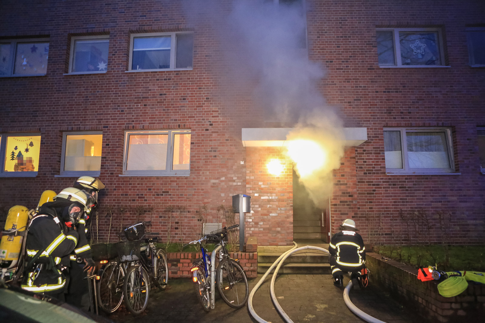 Feuer im Keller - Feuerwehr rettet drei Personen vor giftigen