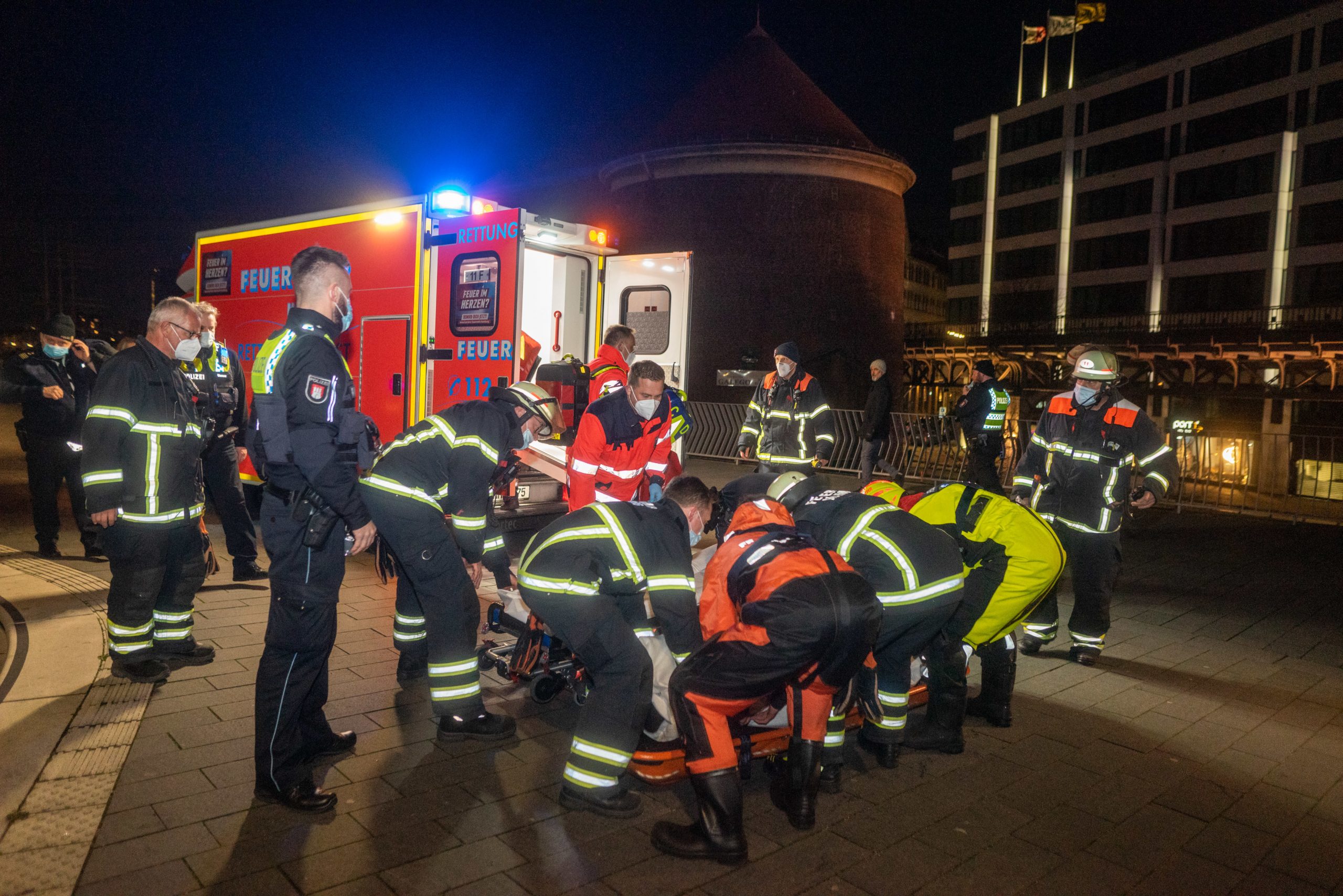Rettung-im-letzten-Moment-Polizei-rettet-Senior-aus-der-Elbe
